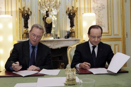 Le patron de Google, Eric Schmidt (g) et le président François Hollande, le 1er février 2013 à L'Elysée signent un accord de coopération Pool/AFP - Philippe Wojazer