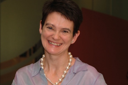 Diane COYLEN , chargé d'études à l'Université de Manchester